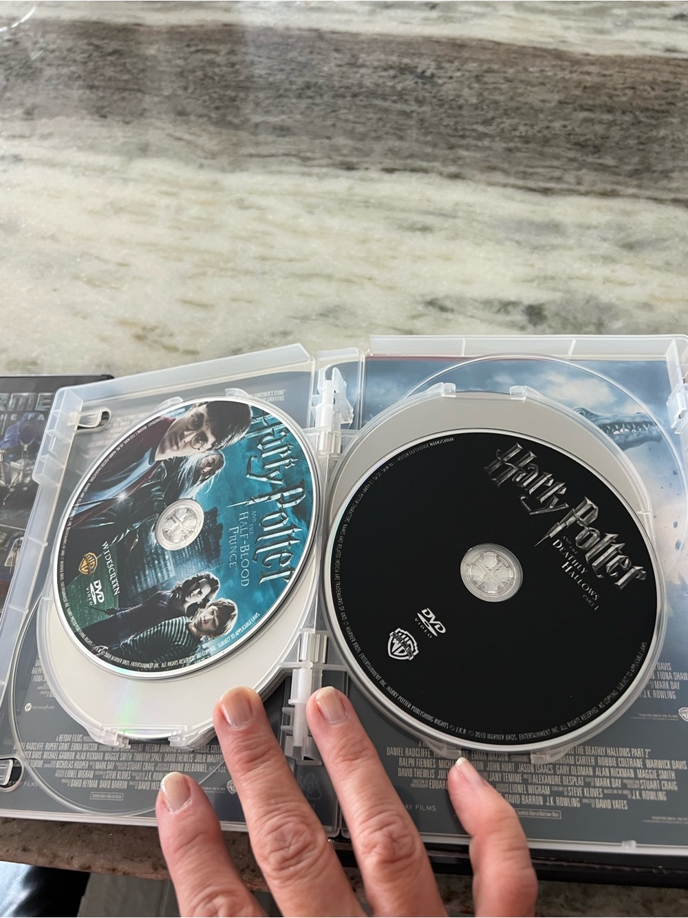 Harry Potter Complete 8-Film DVD Collection - Navy & Black Artwork - Picture 5 of 6